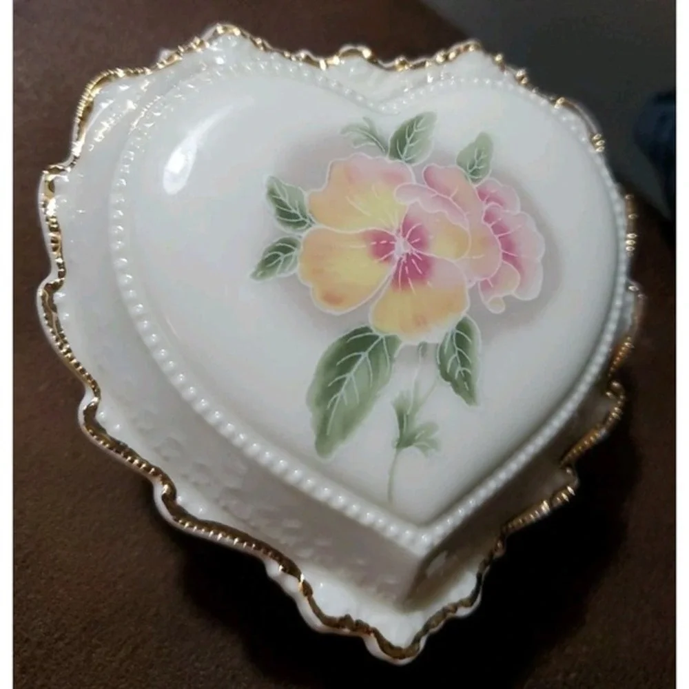 Heritage House Celebration Of Love Porcelain Heart Shaped Music Trinket Box‎